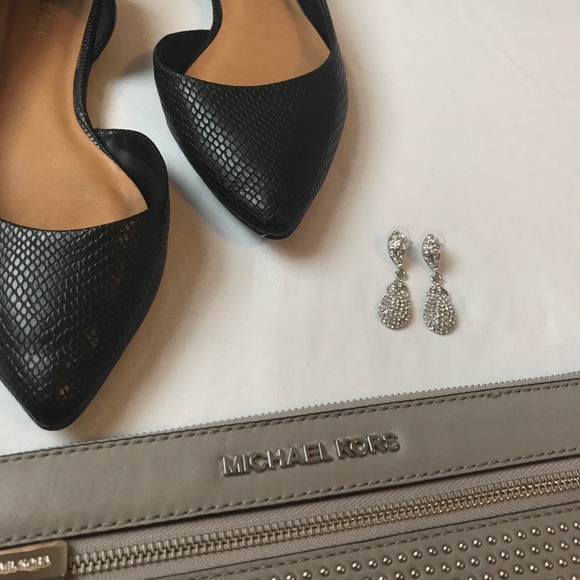 🔵 SALE NWOT Macy's silver sparkle dangle earrings - Picture 2 of 8